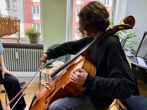 Cellounterricht bei GENIMA